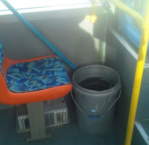 公交站座椅與垃圾桶靠太近 居民抱怨:這可怎么坐