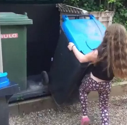    打臉！英國清潔工稱垃圾桶難放 8歲女孩當場示范