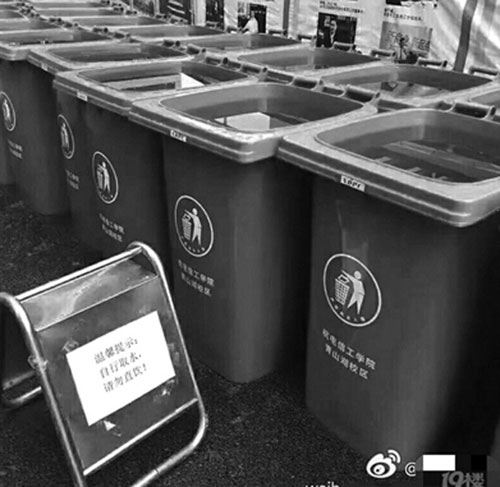 高校用垃圾桶儲(chǔ)水 上貼:自行取水、請(qǐng)勿直飲