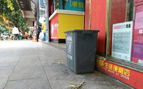 垃圾桶當(dāng)足球踢？！城區(qū)大半年累計(jì)丟近千個(gè)垃圾桶